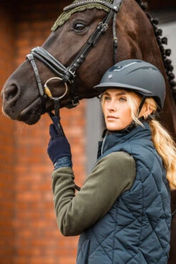 Horze Skylar Damen Reithelm 37 Horze Skylar Damen Reithelm -MOUNTAIN HORSE || Ariat || Pikeur Verkäufe 30079 vdb 09