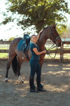 Horze Kia Damen Jersey Poloshirt Mit Rückenprint 31 Horze Kia Damen Jersey Poloshirt Mit Rückenprint -MOUNTAIN HORSE || Ariat || Pikeur Verkäufe 33579 RPB 10