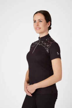 Horze Kaitlin Damen Trainings-/ Turniershirt Mit Kurzen Ärmeln Und Blumendetail 24 Horze Kaitlin Damen Trainings-/ Turniershirt Mit Kurzen Ärmeln Und Blumendetail -MOUNTAIN HORSE || Ariat || Pikeur Verkäufe 33585 AFBR 2