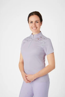 Horze Kaitlin Damen Trainings-/ Turniershirt Mit Kurzen Ärmeln Und Blumendetail 39 Horze Kaitlin Damen Trainings-/ Turniershirt Mit Kurzen Ärmeln Und Blumendetail -MOUNTAIN HORSE || Ariat || Pikeur Verkäufe 33585 OHPU 2