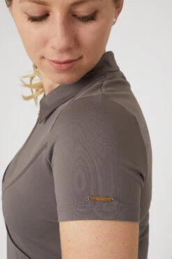 Horze Lyla Damen Funktionspolo 28 Horze Lyla Damen Funktionspolo -MOUNTAIN HORSE || Ariat || Pikeur Verkäufe 33673 753 06